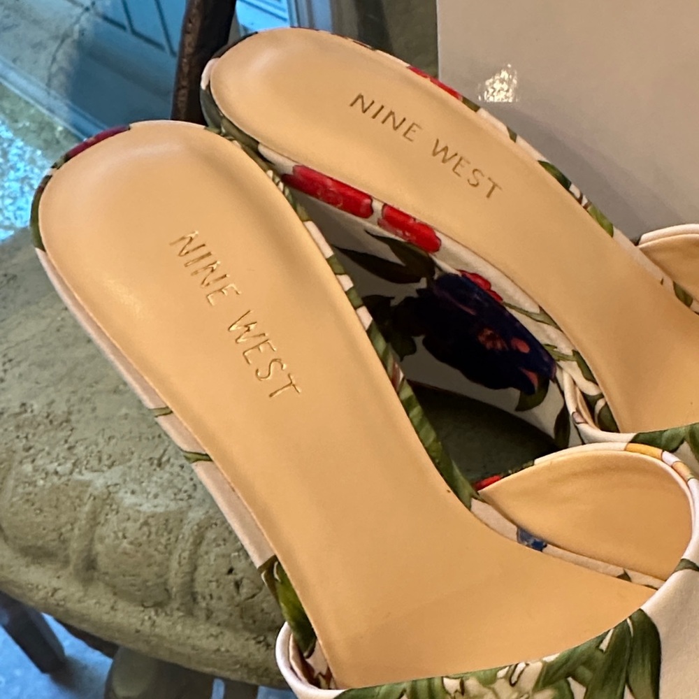 $95 Nine West Floral Wedge Sandals - Red and Green Sz 8 New In Box - Picture 11 of 16